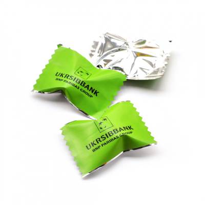 Frutos secos recubiertos de chocolate con logo